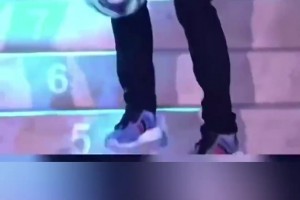 被炫到了！克羅斯背身顛球上樓梯