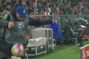 球技如何？安聯(lián)球童在歐冠與場邊熱身的特爾練習(xí)傳球