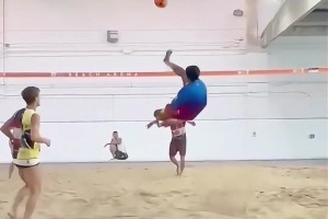 老了還是足球精靈！沙灘足球場的小羅還是寶刀未老