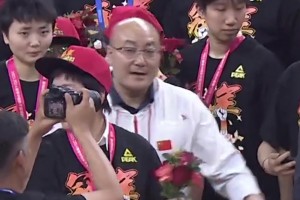 四川女籃奪冠慶祝時 這個把韓旭拍“生氣”的工作人員是誰？