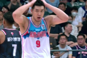 爭(zhēng)議判罰大家怎么看！吳冠希大帽崔永熙被吹犯規(guī) 下場(chǎng)后口吐芬芳！