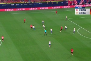 山東助教團(tuán)激烈質(zhì)疑邊裁，其中一人被直紅罰下場(chǎng)