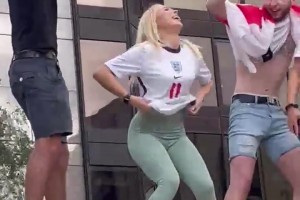 網(wǎng)飛出英格蘭歐洲杯決賽紀(jì)錄片，女球迷：為啥我脫衣慶祝沒入鏡？