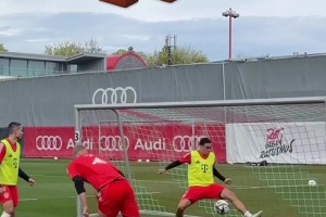 諾伊爾：穆夏拉球門交給你，我去踢前場了！