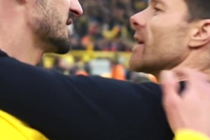 老友相見！胡梅爾斯和阿隆索賽后寒暄