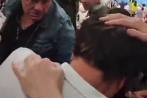 巴薩球員泄憤踢球，皇馬球迷無(wú)辜被打中