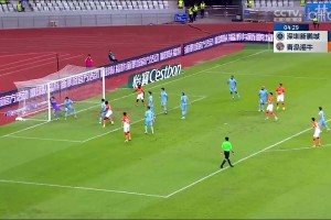劉軍帥頭球吊射破門，青島海?？蛨?chǎng)1-0領(lǐng)先深圳新鵬城