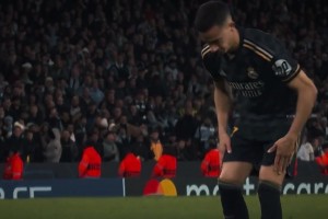 當(dāng)巴斯克斯顛著球走向罰球點(diǎn)，一下給我拉回到2016年的那個夏天