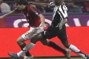 面對那時尤文的鐵血中場，卡卡5次過人成功，造3黃！